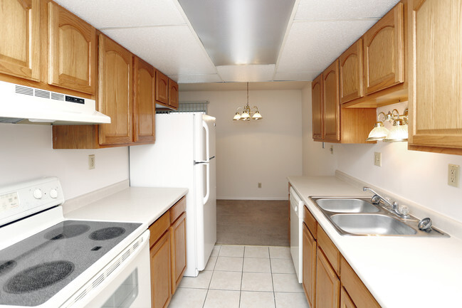 De uno y dos habitaciones con cocina y área de comedor - Colonial Crest Apartments