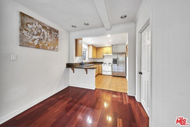 Foto del edificio - 323 N Serrano Ave