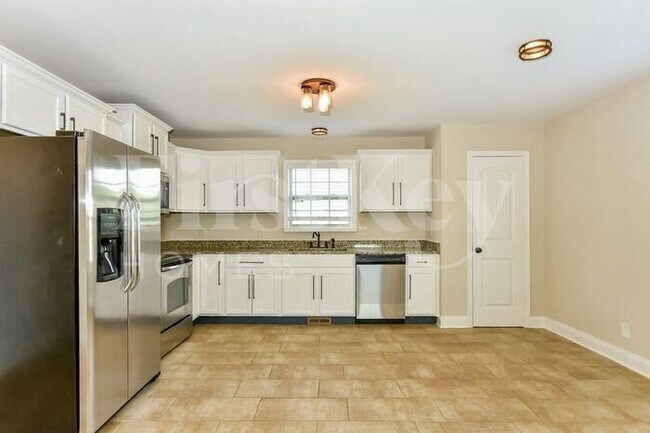 Building Photo - 758 Cavalier Dr