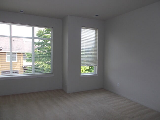Building Photo - Lovely 2BR 1.75BA Issaquah Town Home, Perf...