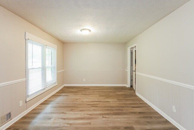 Foto del edificio - 1338 W Stoneybrook Dr