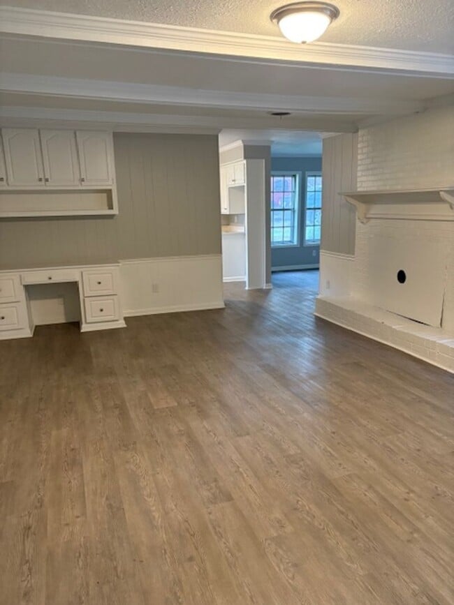 Building Photo - Renovated 4 Bedroom 2 Bath Home for Rent!