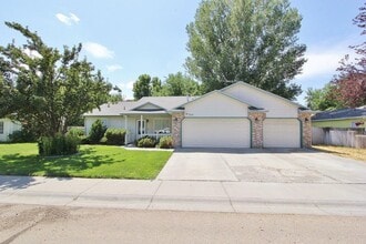 Building Photo - 755 Laurel Dr