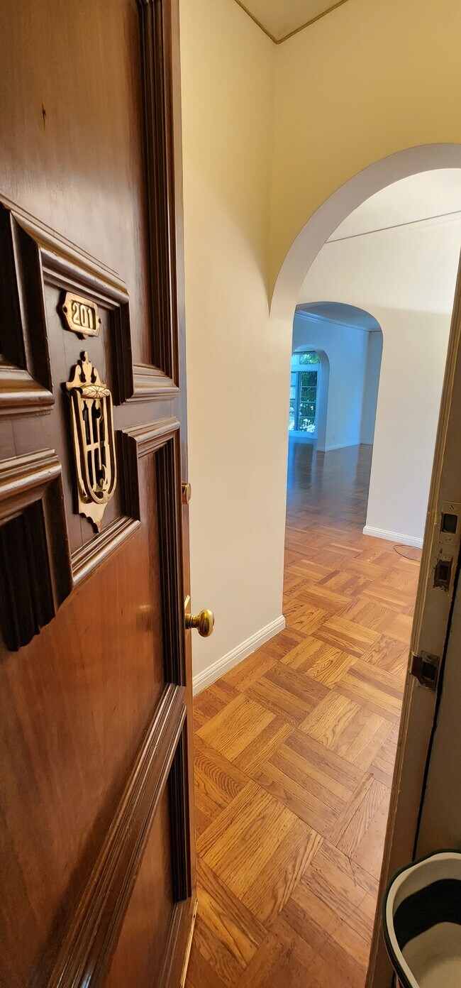 #201 apt. entry - 2600 Union St