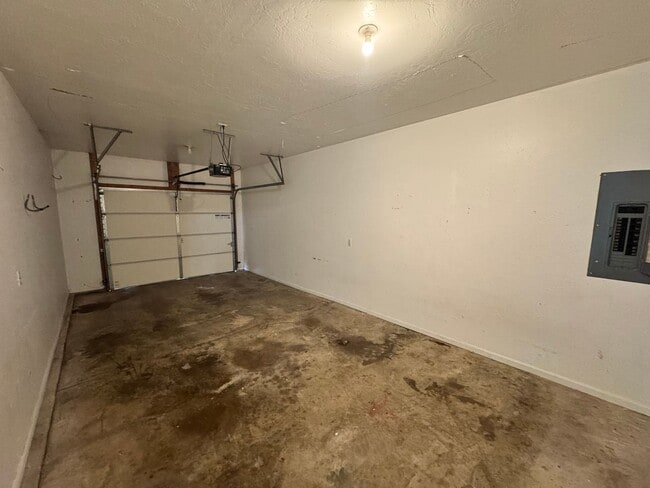 Building Photo - 3 Bedroom, 2 Bathroom House