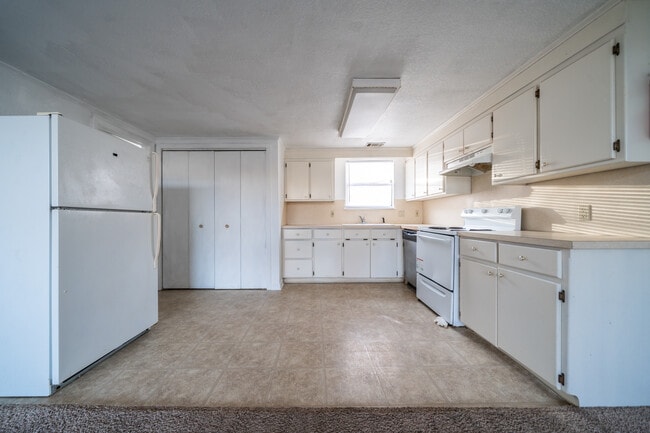 Building Photo - Earl’s Point Condominiums