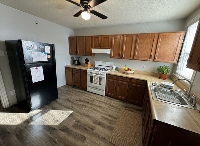 Building Photo - 724 State St