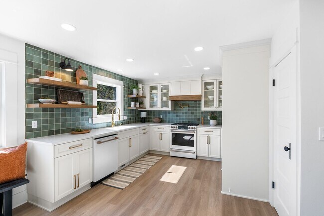 Foto del edificio - Freshly Remodeled Stunner Perched on the H...