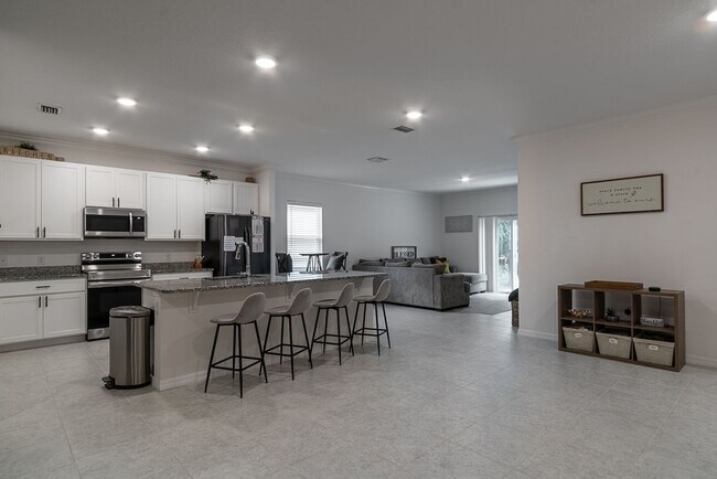 Foto del edificio - Spacious 4-Bedroom Home in Tara Village – ...