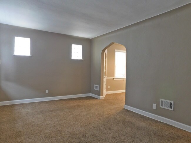 Building Photo - 708 Forest Ave