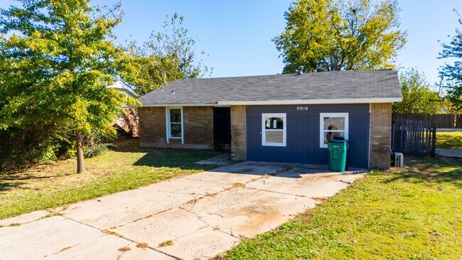 Foto del edificio - Spacious 5-Bedroom Home with Fresh Updates