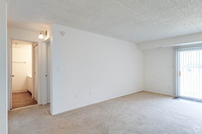 1BR, 1BA - 700SF - Riverside Village Apartments