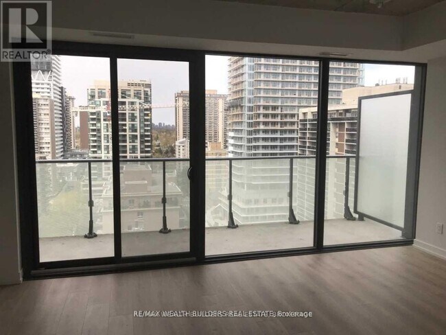 Building Photo - 161 Roehampton Ave