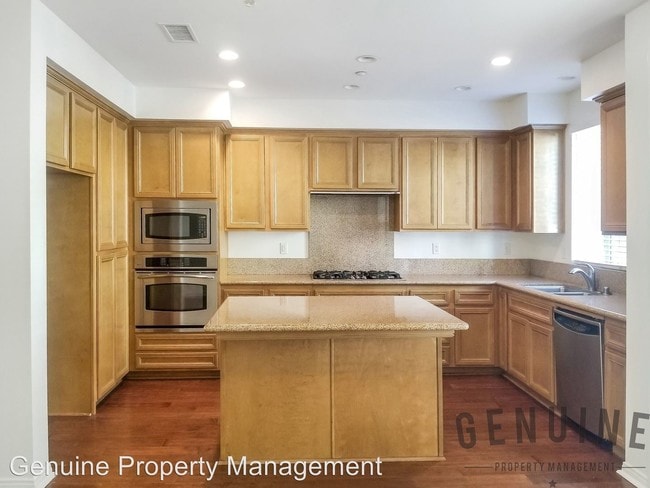 Building Photo - 3 br, 2.5 bath House - 4 Bluefin Court
