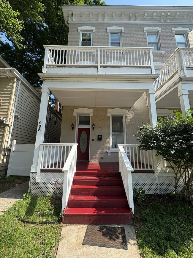 Building Photo - 208 Oak St