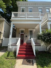 Building Photo - 208 Oak St