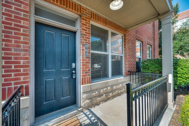 Building Photo - 962 Perry St