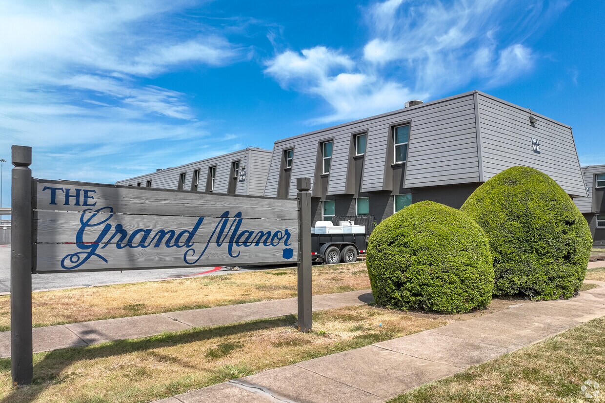 Grand Manor Apartments in Grand Prairie, TX