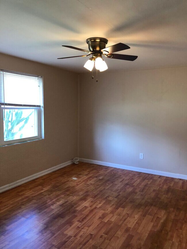 Building Photo - 3 Bed 1 Bath Home | Pet Friendly | Washer ...
