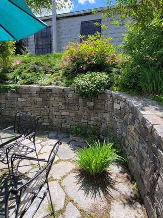 Building Photo - Conveniently located, beautifully maintain...