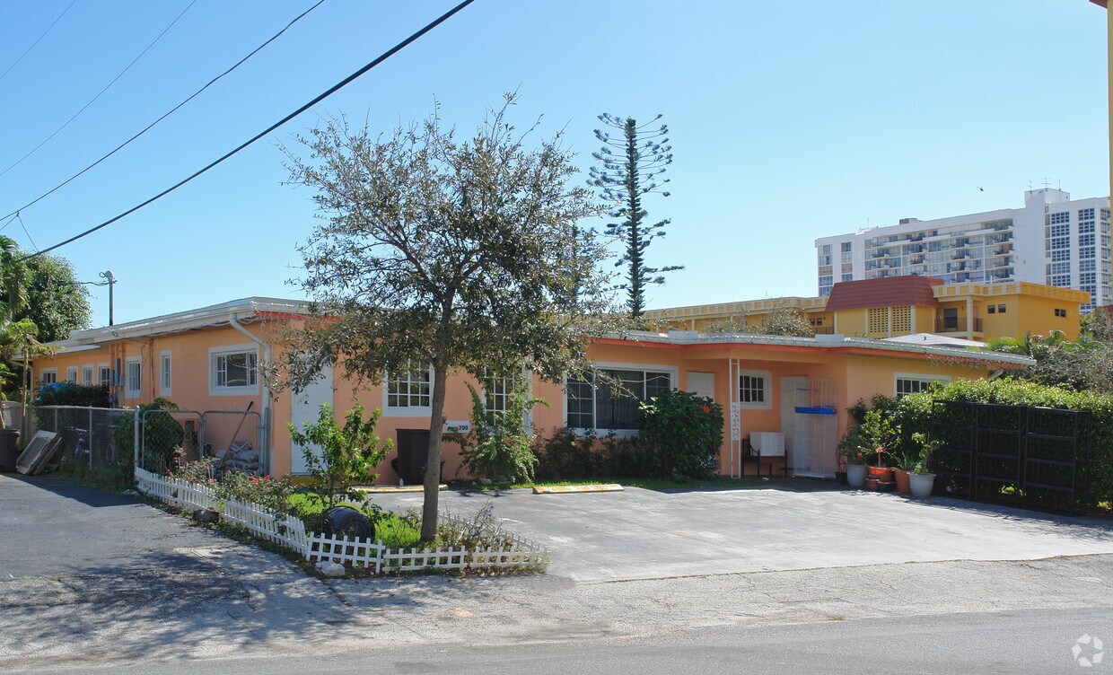 Primary Photo - 700 N Riverside Dr