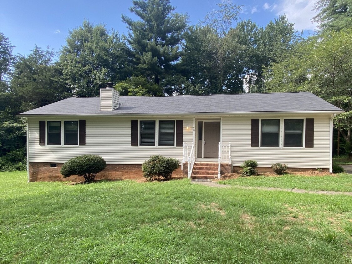 Foto principal - 3 Bedroom, 1 Bathroom House in Winston-Salem!