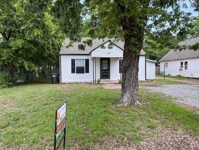 Cutest 2-bedroom cottage with a loft! Huge shady backyard for all things outdoor! All Brand new a... - Cutest 2-bedroom cottage with a loft! Huge shady backyard for all things outdoor! All Brand new a...