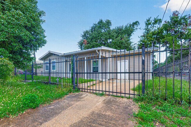 Building Photo - 4715 Chapman St