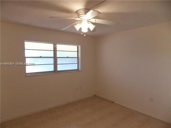 Foto del edificio - 3551 NE 169th St