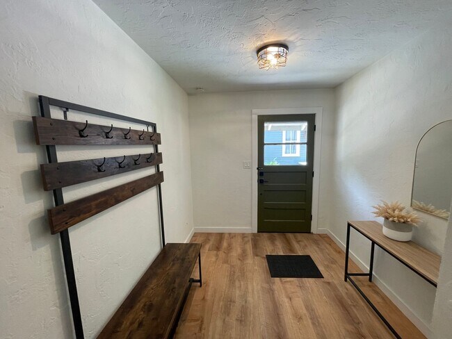 Foto del edificio - Beautiful 2 Bedroom, 1 Bathroom Apartment in Duckpond Neighborhood