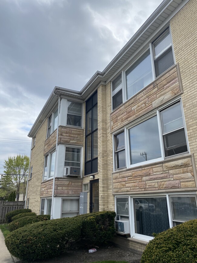 Building Photo - 6801 W Montrose Ave