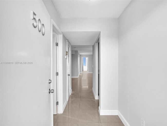 Foto del edificio - 1770 NE 191st St
