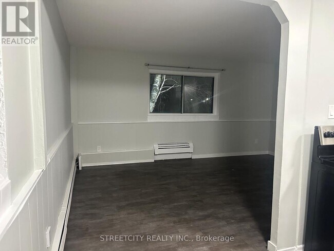 Building Photo - 220 Ashland Ave