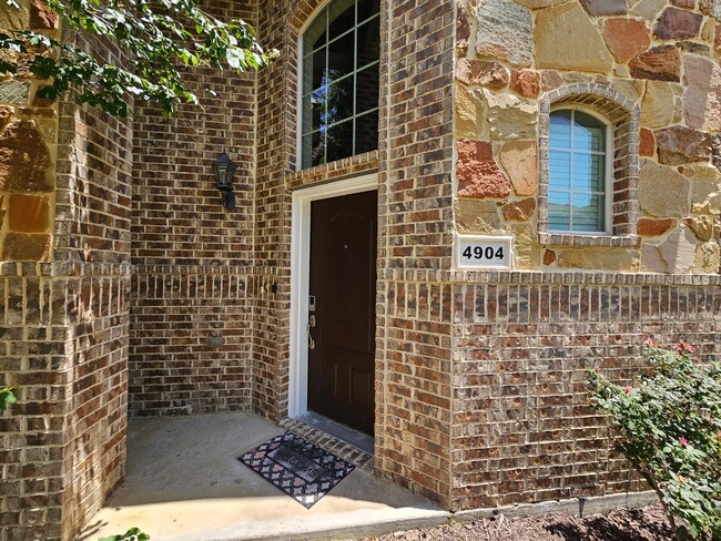Building Photo - Charming 3 bedroom, 2.5 bathroom home in I...