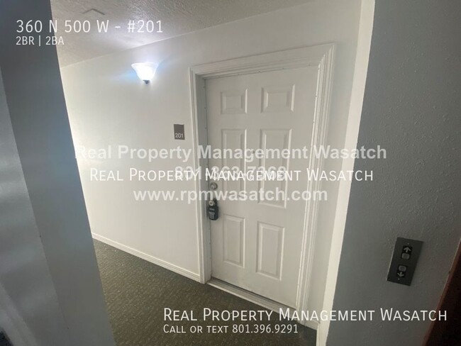 Building Photo - Newly Renovated 2 bed, 1 bath Condo in Bou...