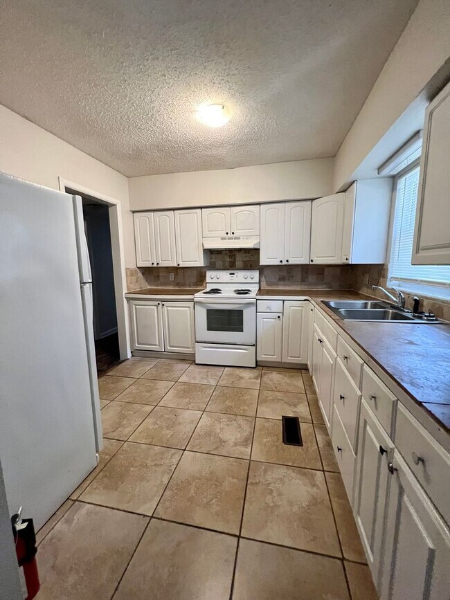 Foto del edificio - Spacious 4/2 for rent on the Westside!