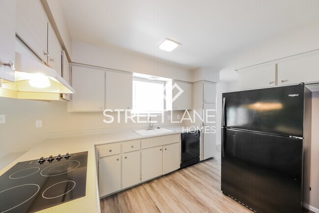 Building Photo - REDUCED!