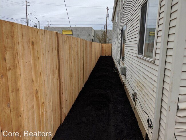 Foto del edificio - 8212-8214 SE Washington St