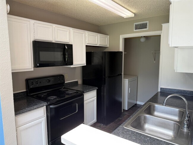 Foto del edificio - 8579 Sands Point Dr