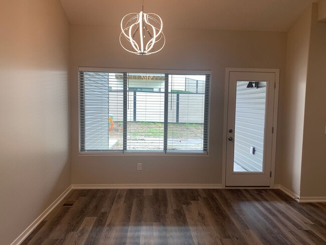 Building Photo - Beautiful 3bed/3bath ranch townhome