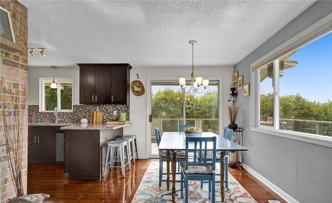 Building Photo - Amazing, 4 bedroom, 2 bath split level hom...