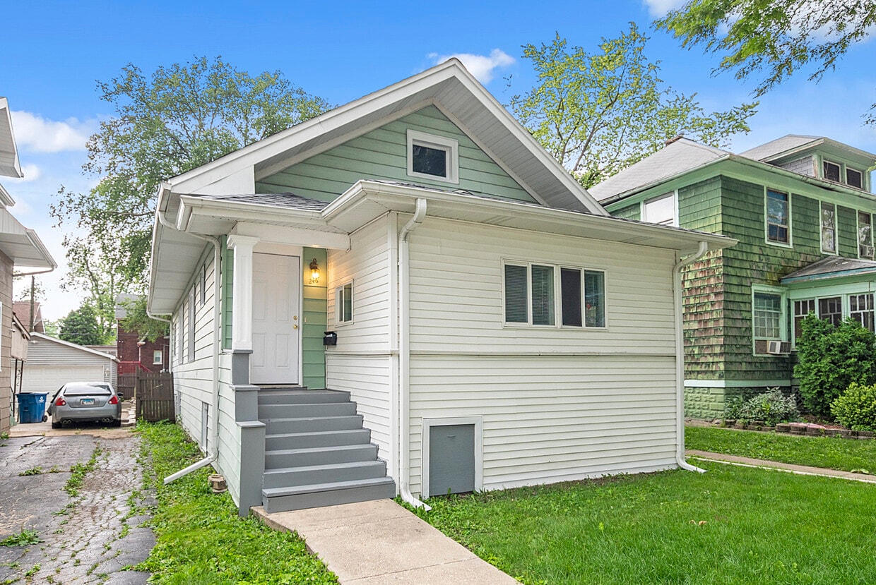 Primary Photo - 246 W 15th Pl