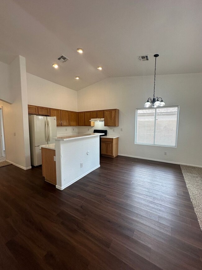Building Photo - Spacious 4 Bed/2 Bath in Desirable South P...