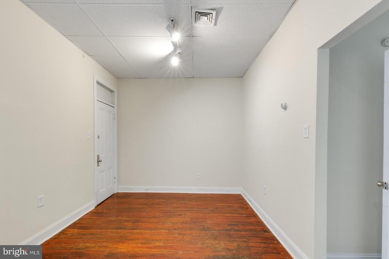 Primary Photo - 450 E Girard Ave