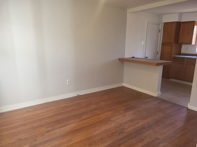 Building Photo - 3 bedroom 1.5 bath with driveway and garage!