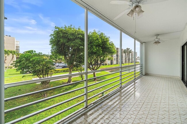 Foto del edificio - 200 Waterway Dr S