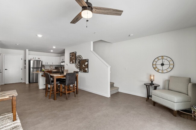 Área de sala de estar en unidad de 3 habitaciones - Pine Creek Apartments