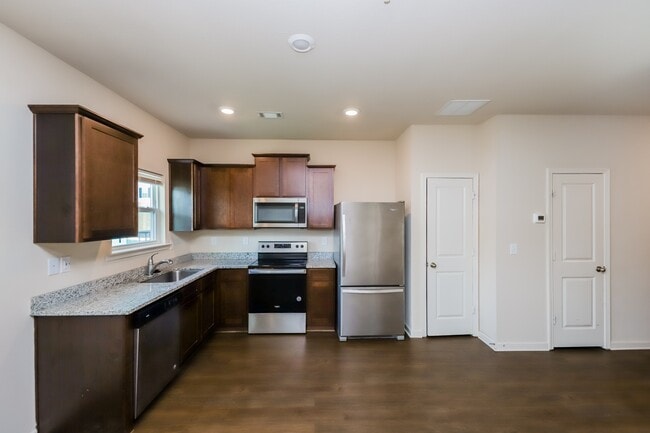 Building Photo - 706 Highwood Ln