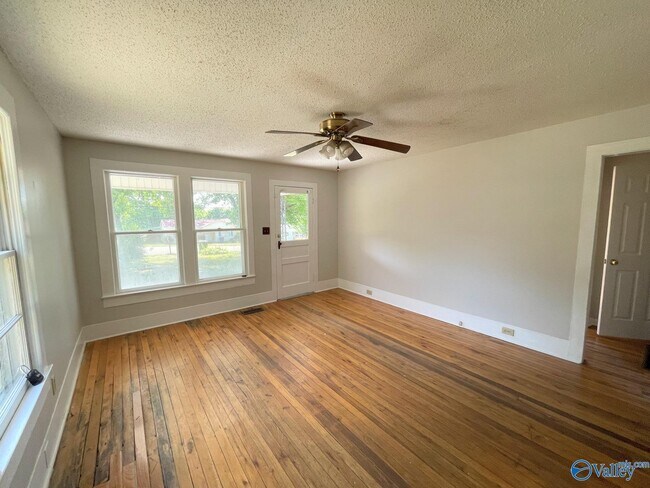 Foto del edificio - 2508 Virginia Blvd NW
