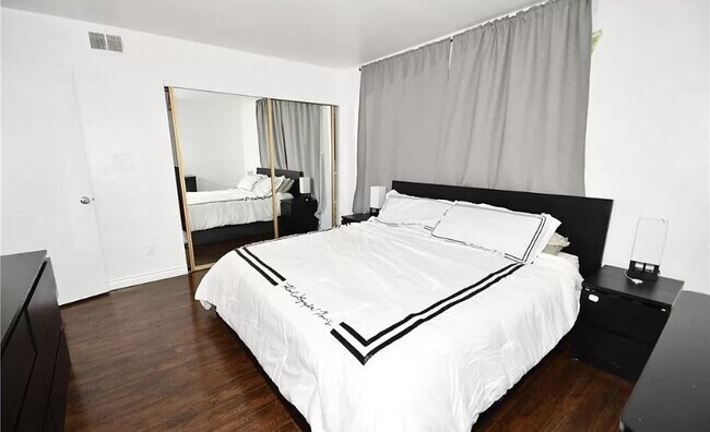 Foto del edificio - FRESHLY PAINTED CONDO IS MOVE-IN READY! EN...